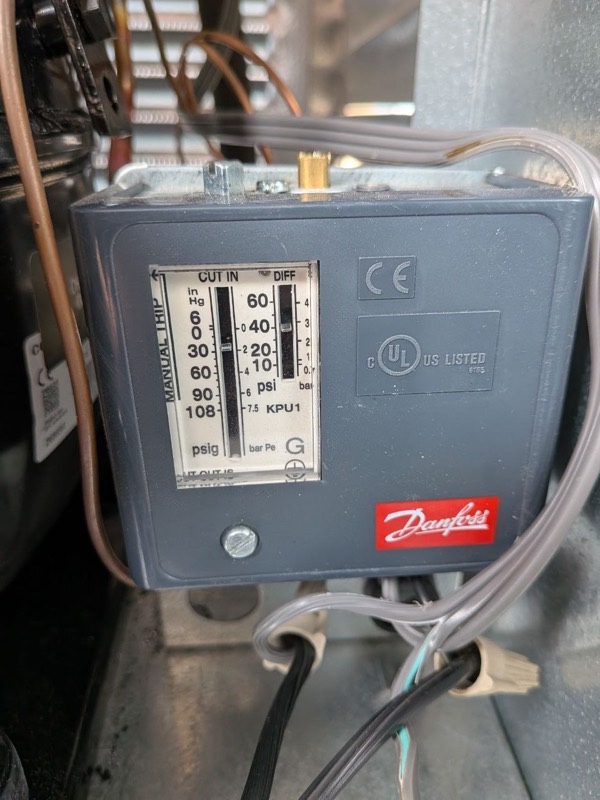 Refrigerant pressure control inside a wine cellar condensing unit